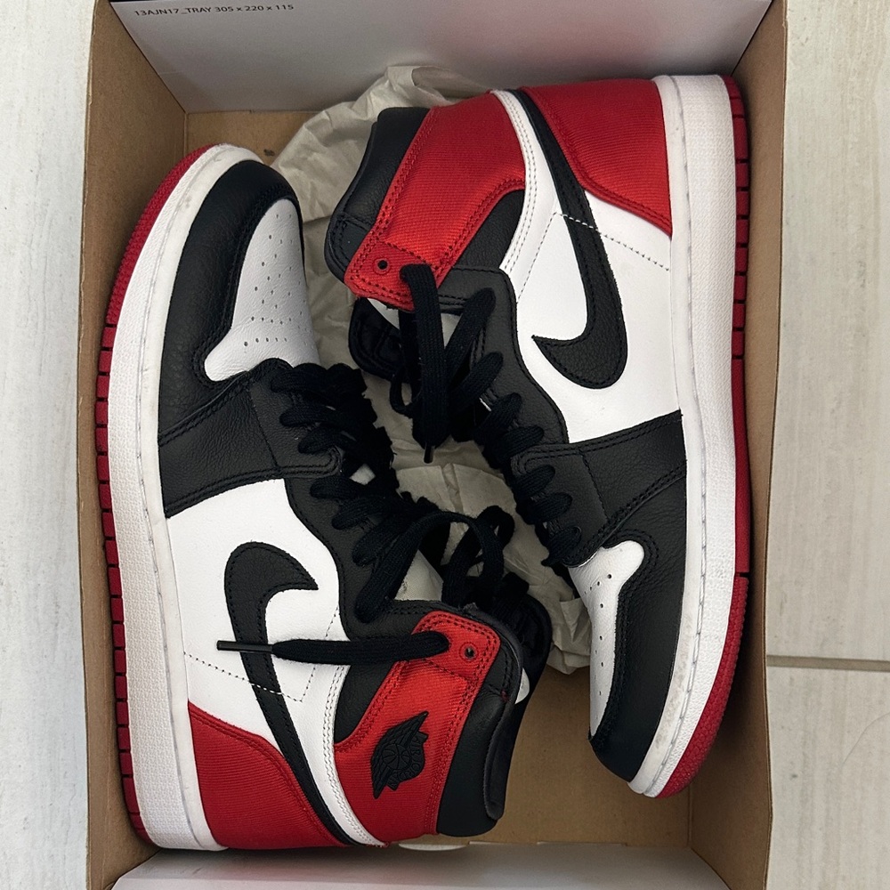 AIR JORDAN 1 HIGH OG WMNS "Satin Black Toe